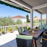 Flora * 特罗吉尔