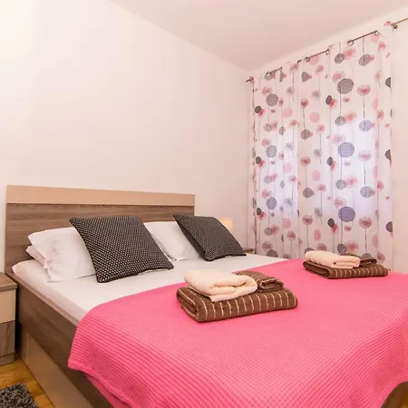 Flora Apartment *